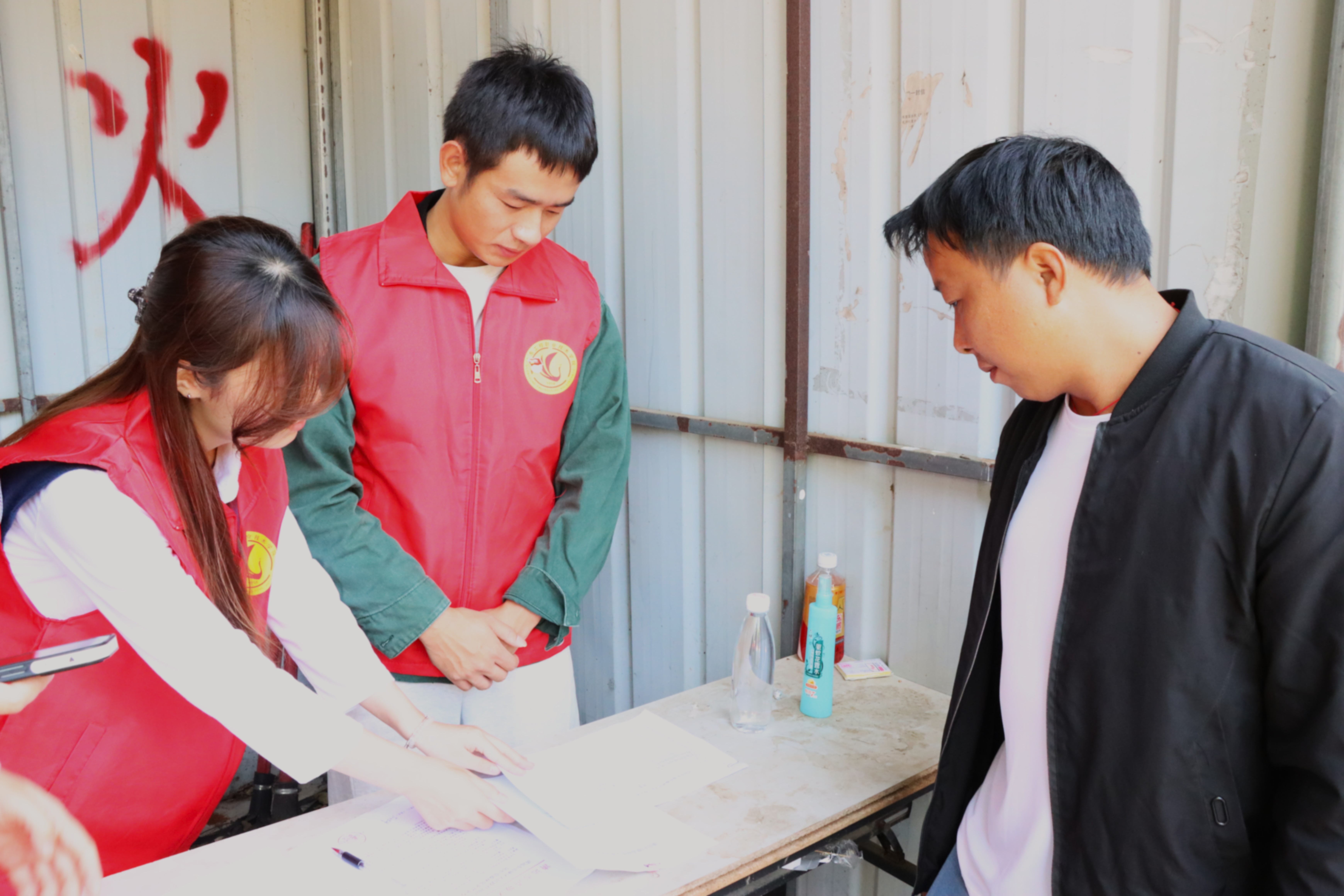 志愿者向群众宣传。通讯员供图 志愿者向群众宣传。通讯员供图