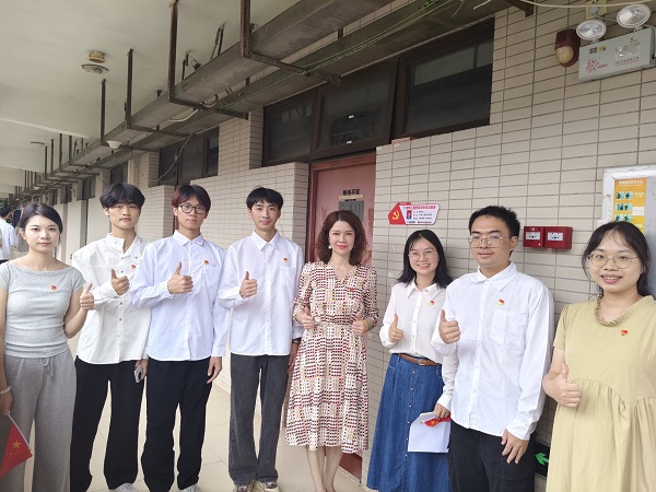 书记与党员合照.jpg