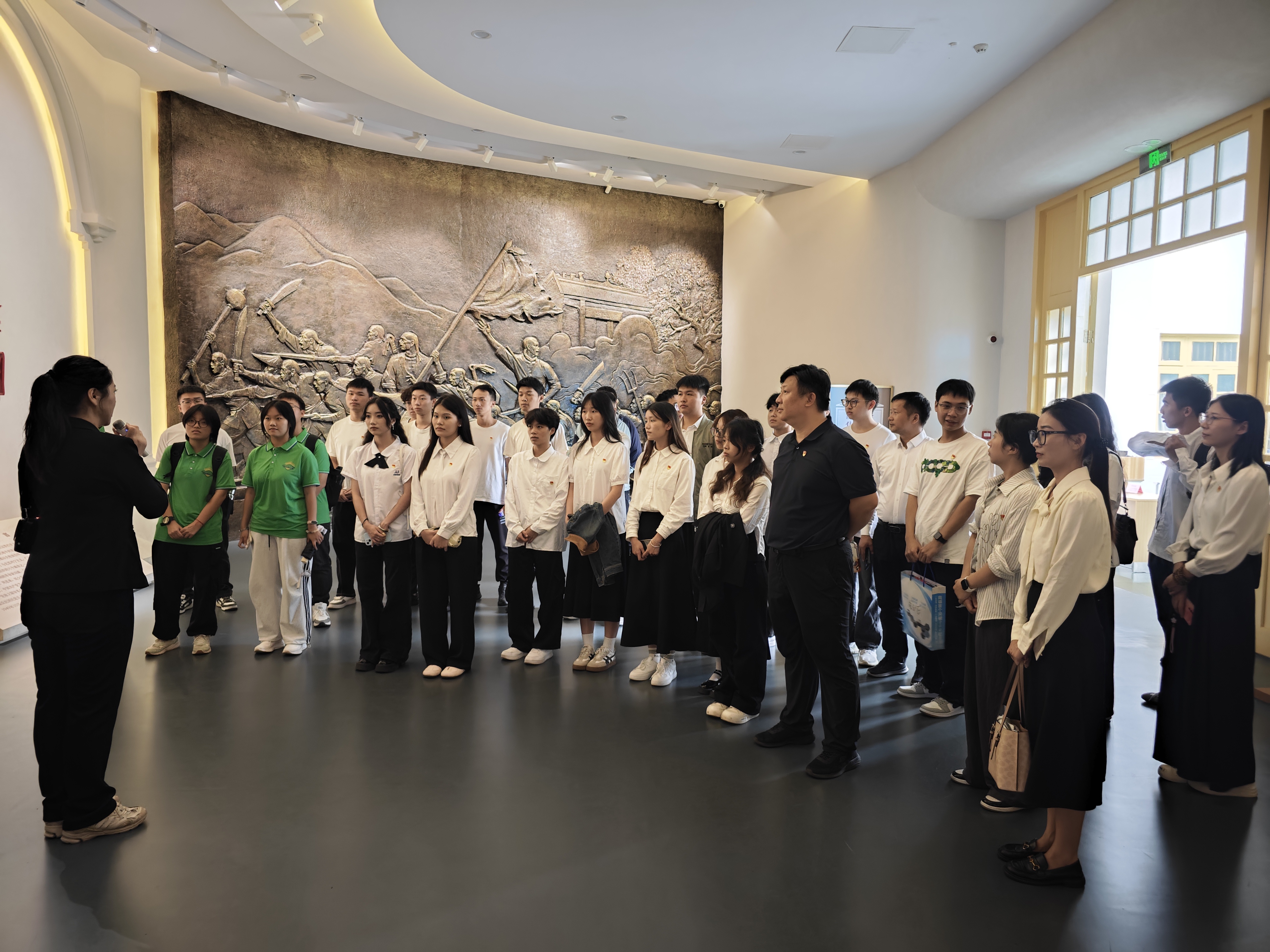 馆内合照.jpg