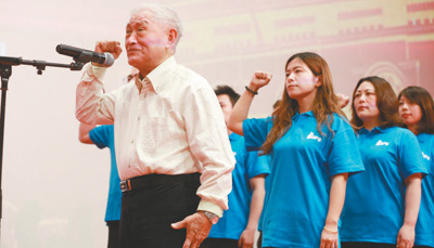 83岁的牛犇庄严宣誓,加入中国共产党。资料图片