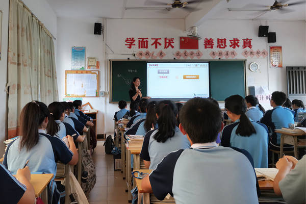 华南师范大学附属中学教师李玉授课。 华南师范大学附属中学教师李玉授课。