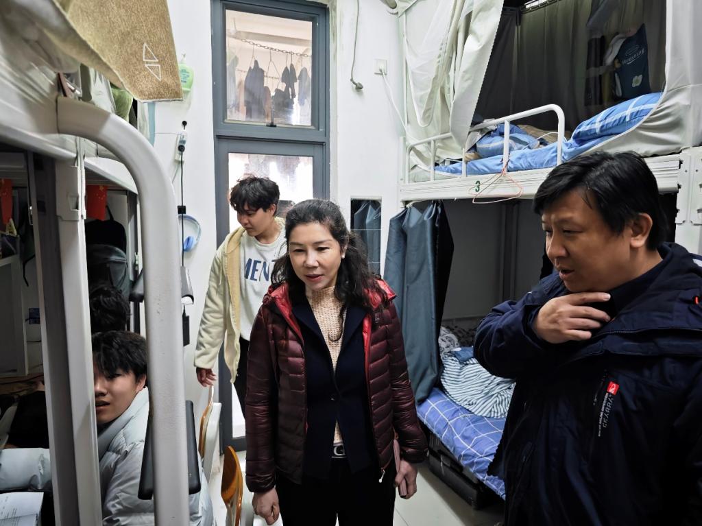 李校走宿舍.png