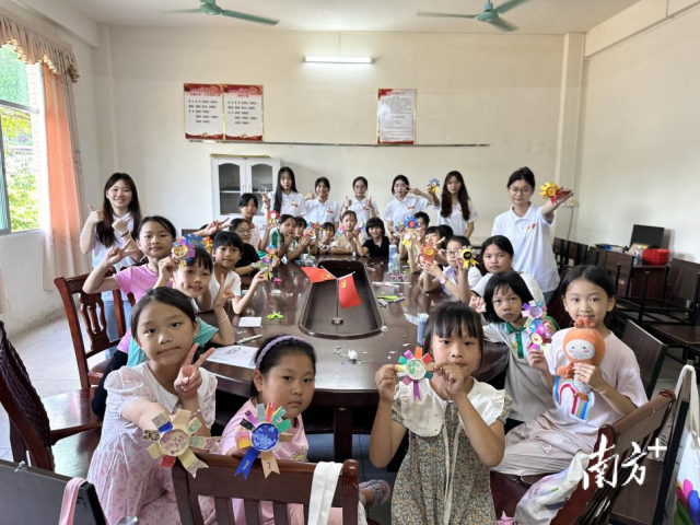 广东工程职业技术学院财经学院“七彩假期”志愿服务队为留守儿童带来了知识与欢乐。 广东工程职业技术学院财经学院“七彩假期”志愿服务队为留守儿童带来了知识与欢乐。