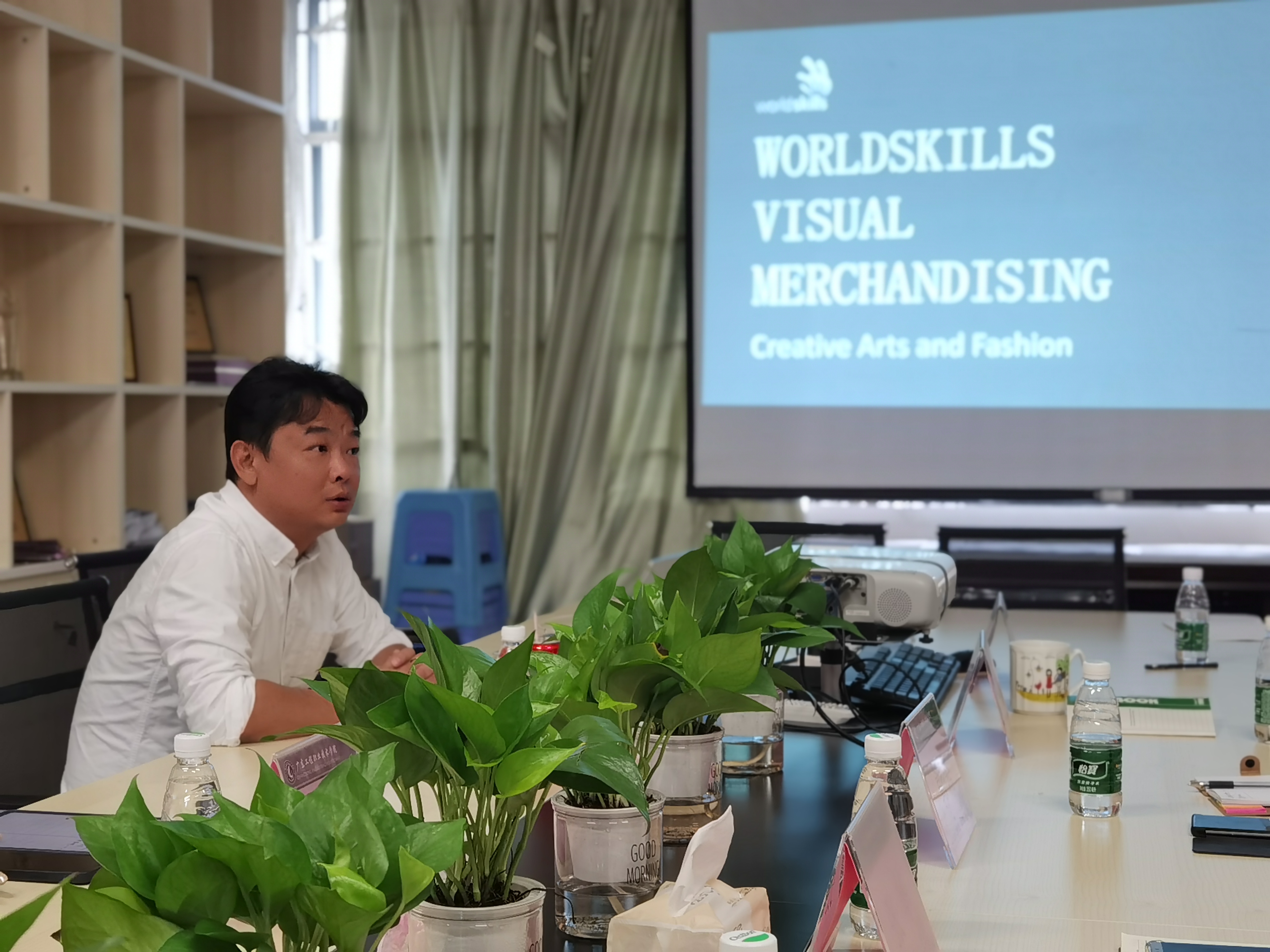 2022.10.19世界技能大赛商品展示项目国家专家组组长雷鸣教授莅临艺术设计学院指导工作(2).jpg