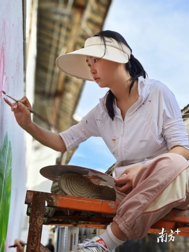 广东梅州职业技术学院“十个晴天”突击队设计出富有乡村气息的墙绘作品。 广东梅州职业技术学院“十个晴天”突击队设计出富有乡村气息的墙绘作品。
