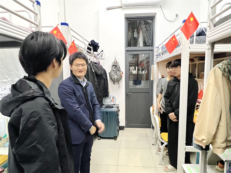 副校长吴志敏走访宿舍.jpg