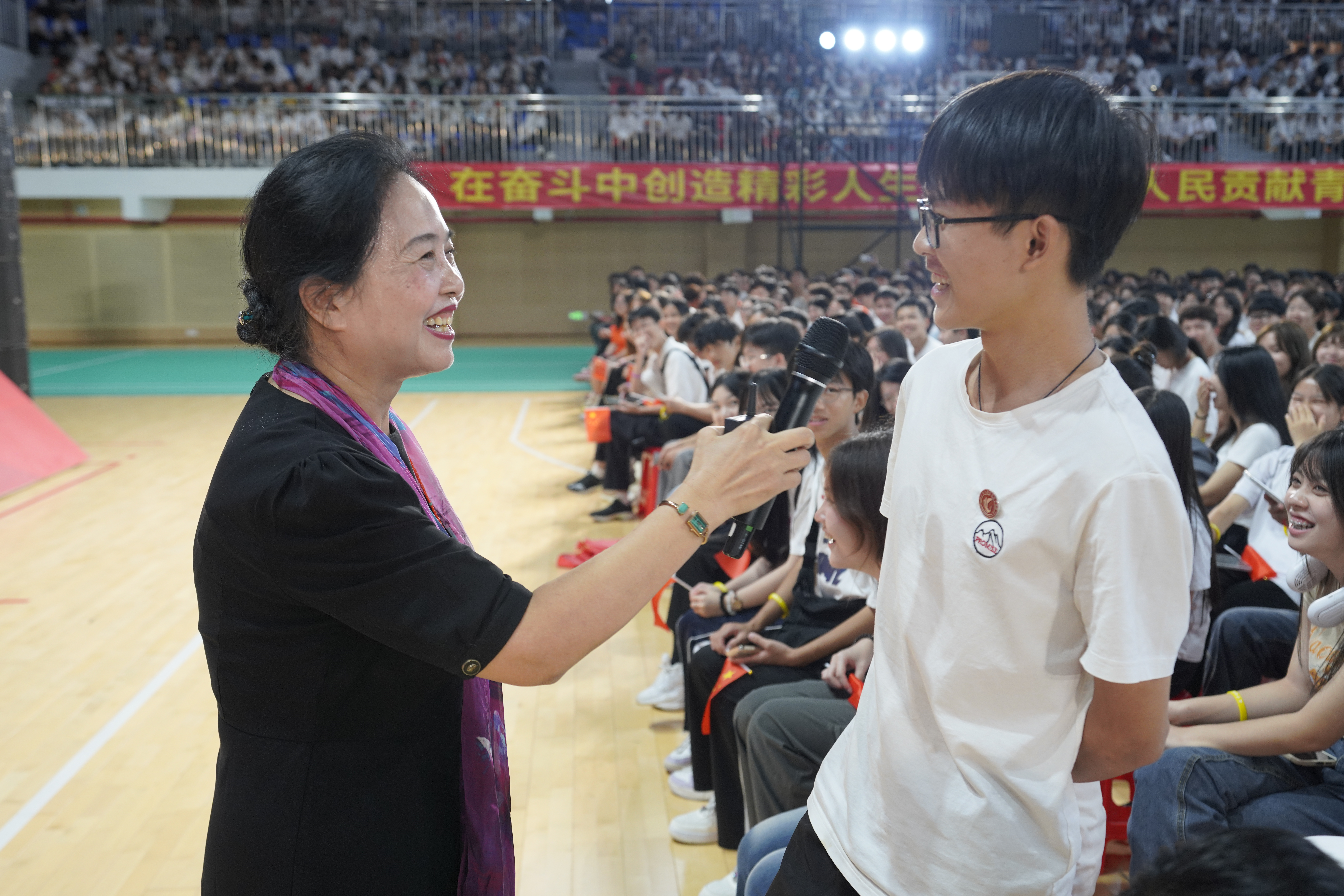 2讲座现场与学生互动.JPG