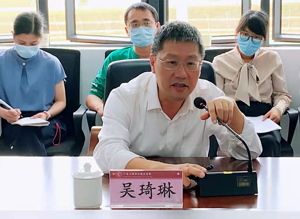 17日上午,学校召开校园疫情防控学生工作紧急会议,学校党委书记吴琦琳