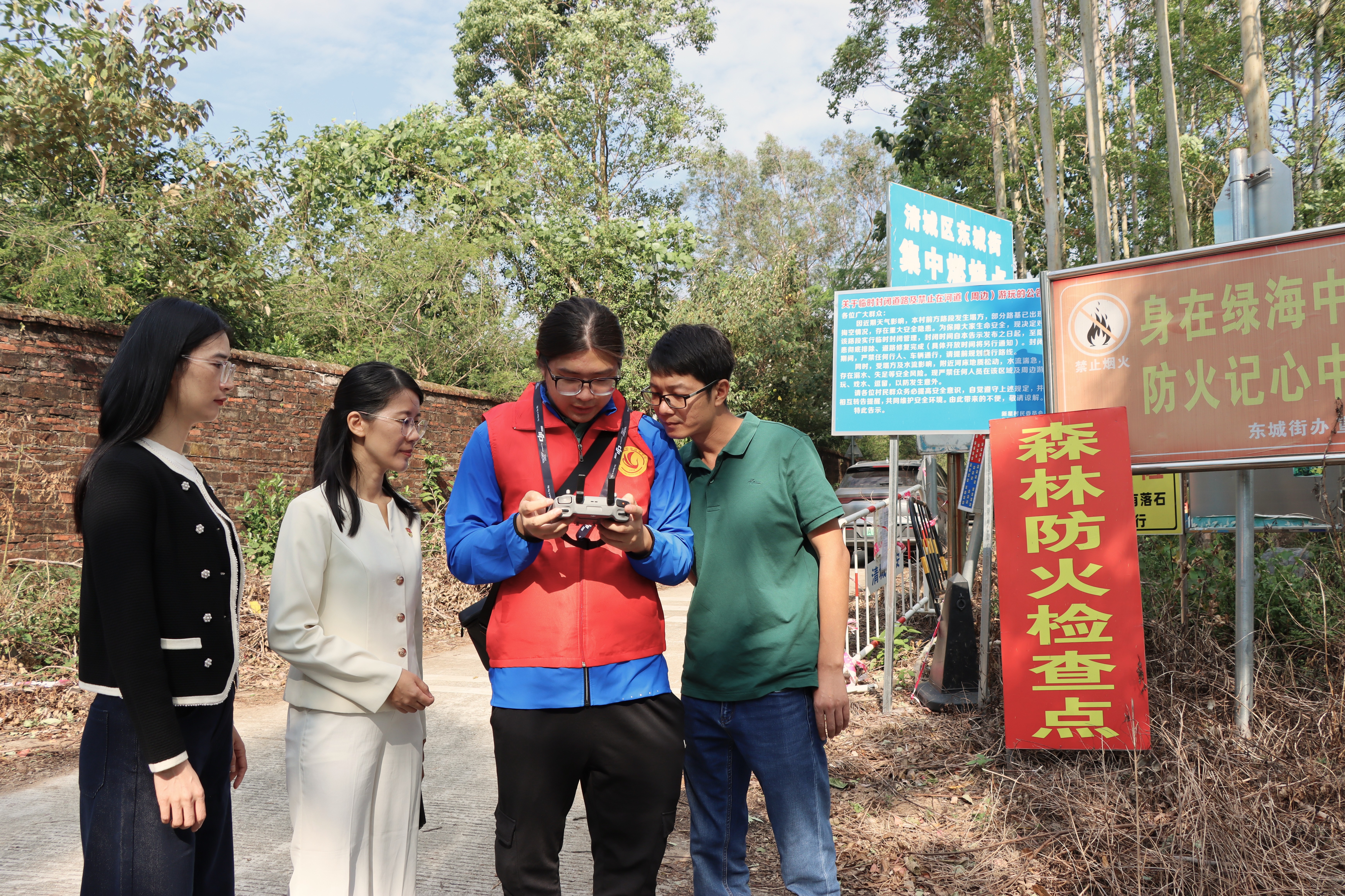 无人机全村巡防。通讯员供图 无人机全村巡防。通讯员供图