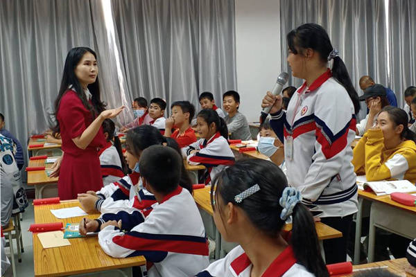 广州市越秀区东山培正小学教师罗笑授课。 广州市越秀区东山培正小学教师罗笑授课。