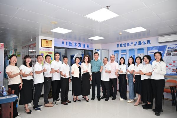 主题党日活动合影1.jpg