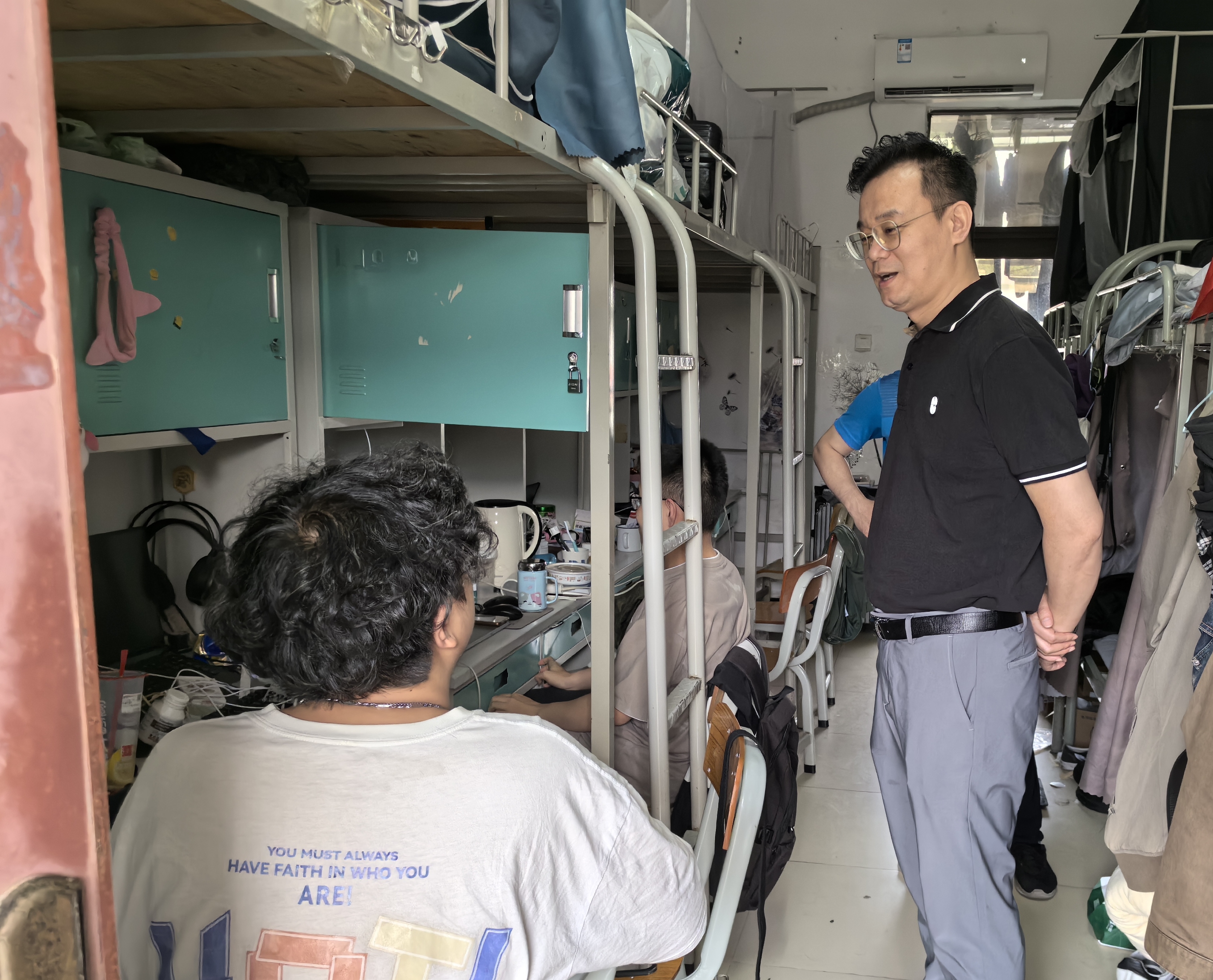 麦院长走访宿舍.jpg