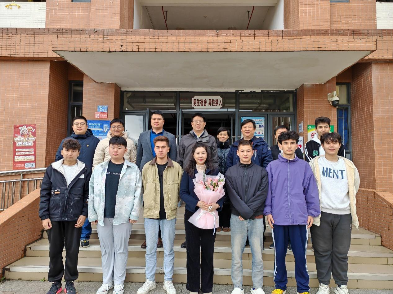 民族学生合影.png