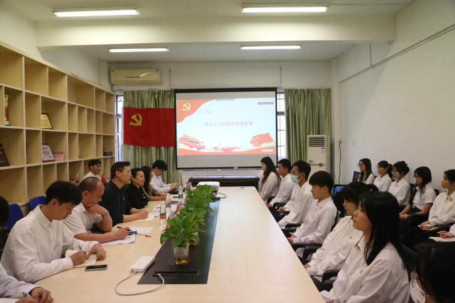 讲授党课.jpg