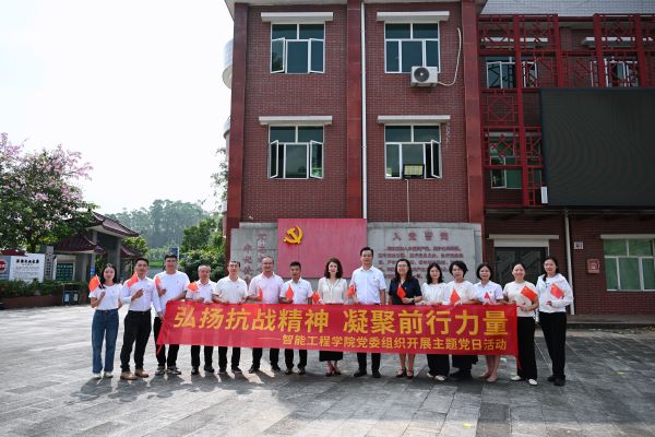 主题党日活动合影2.jpg