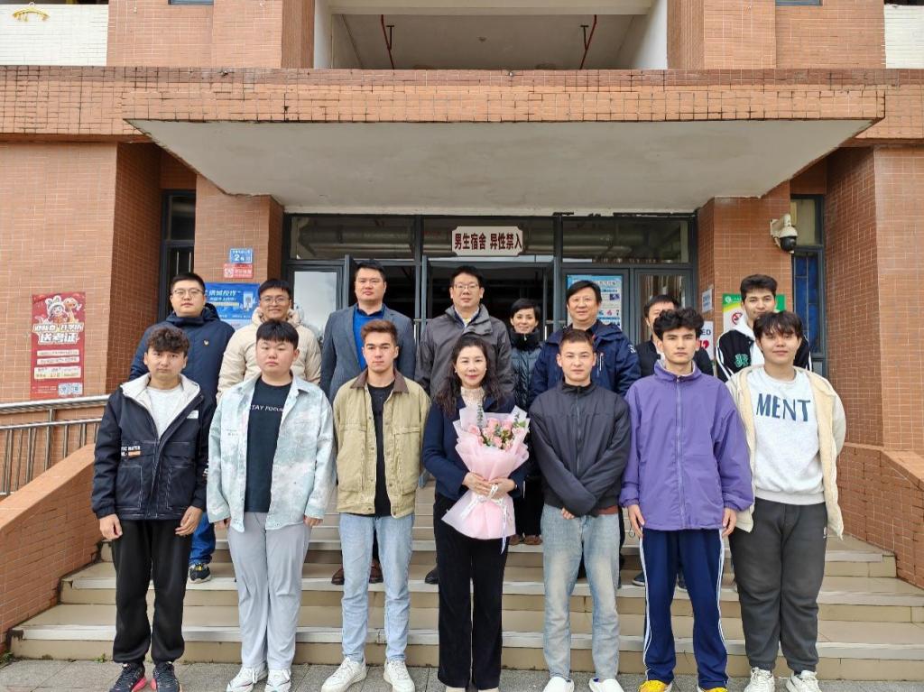 民族学生合影.png