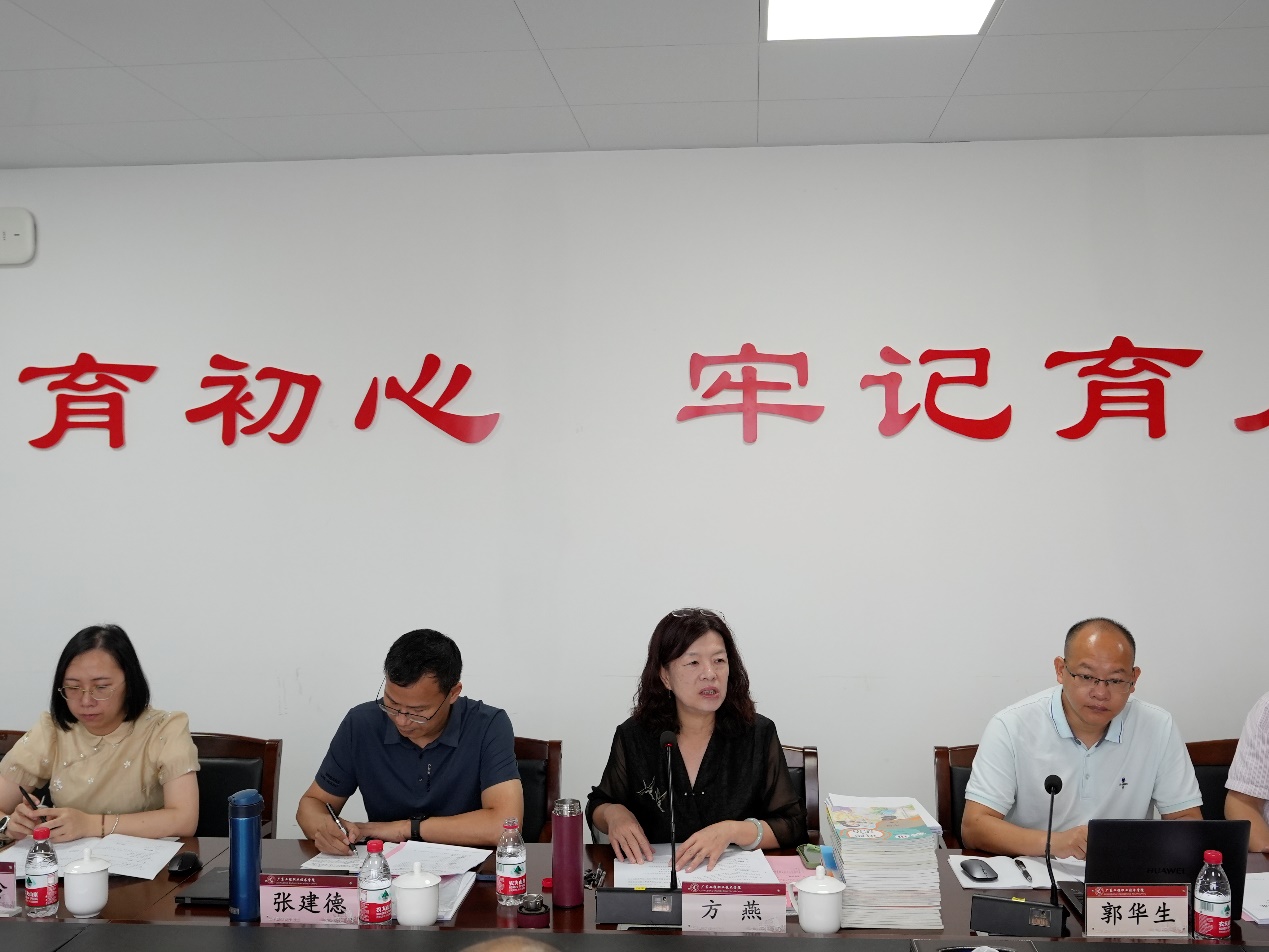 方燕副书记就“同题异构”主题课例开发提出要求.jpg