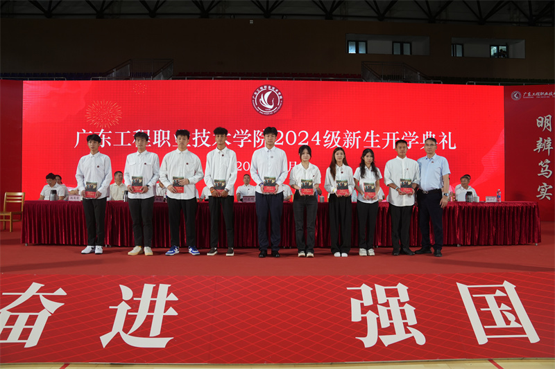 叶忠明书记赠送书籍.jpg