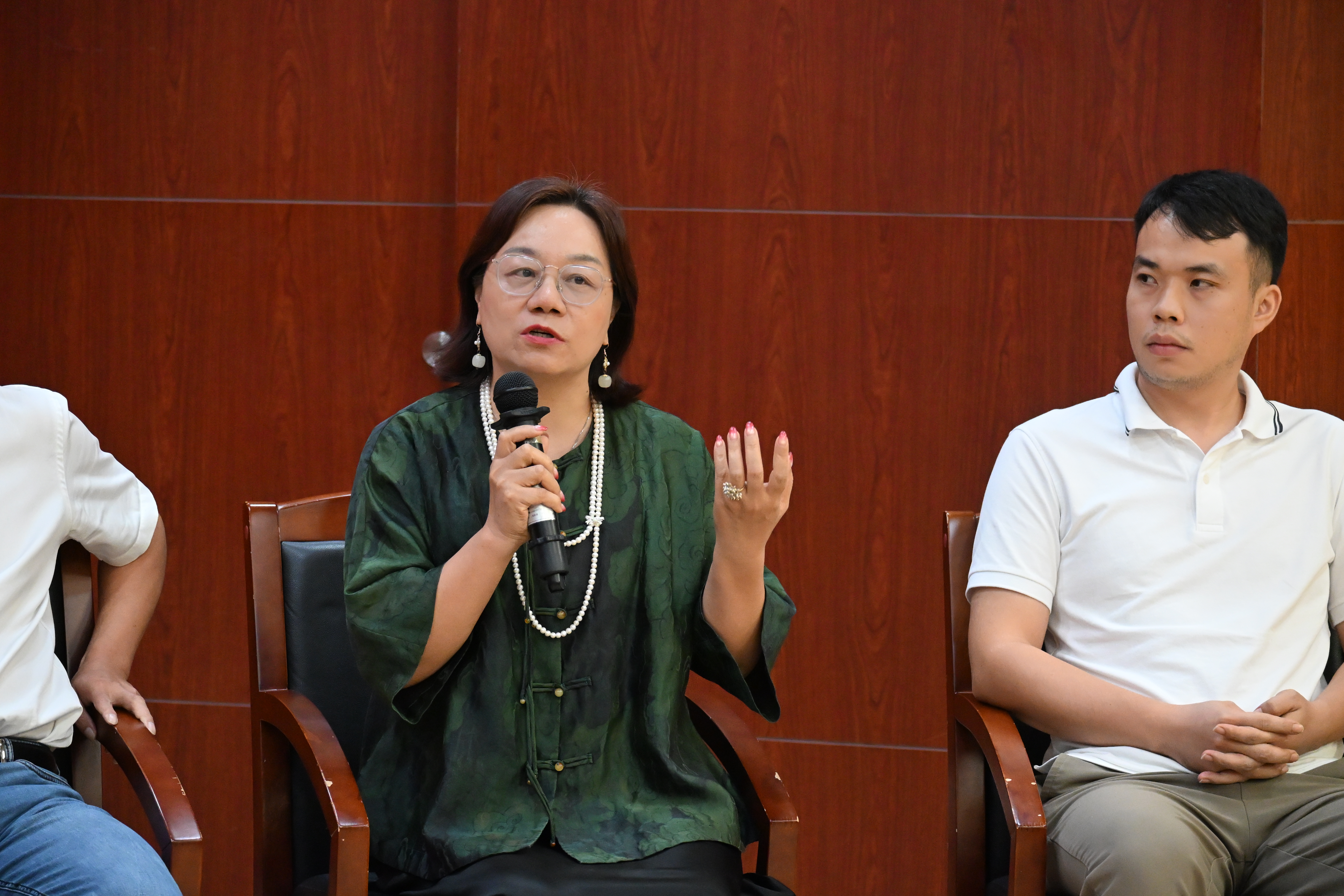 郭希在峰会研讨会上发言.jpg