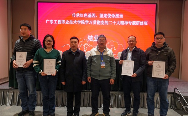 24.结业证书发放.jpg