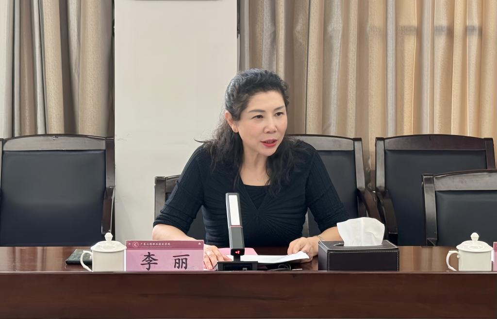校长李丽讲话.jpg