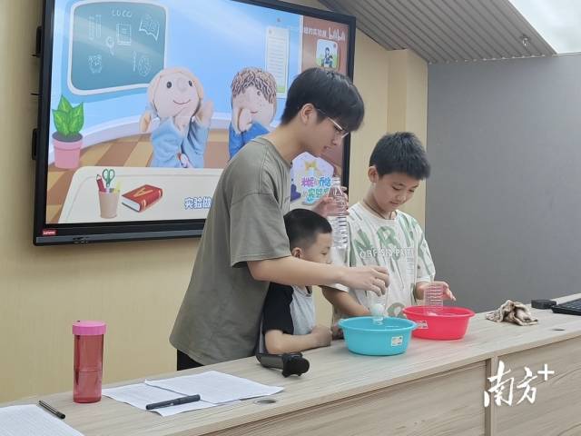 嘉应学院七彩假期志愿者团队开启了一系列有趣的课堂活动,丰富孩子们的课余生活。 嘉应学院七彩假期志愿者团队开启了一系列有趣的课堂活动,丰富孩子们的课余生活。