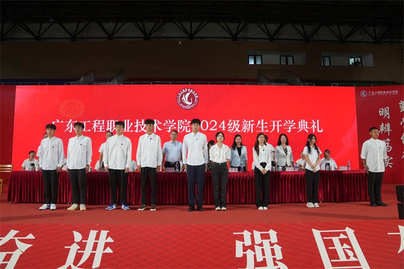 佩戴校徽.jpg