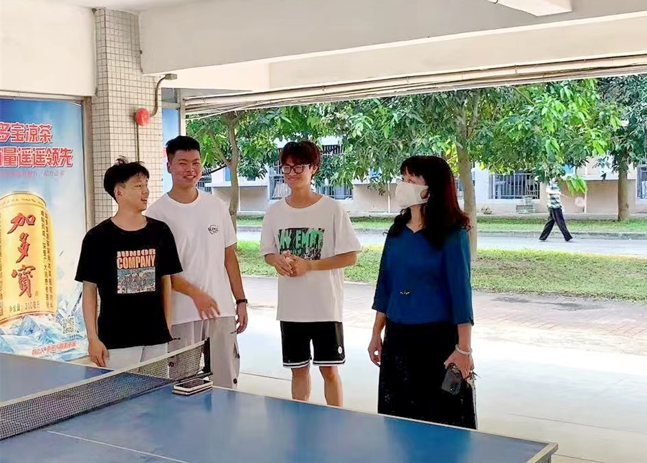 方书记带领学工人员走访宿舍.jpg