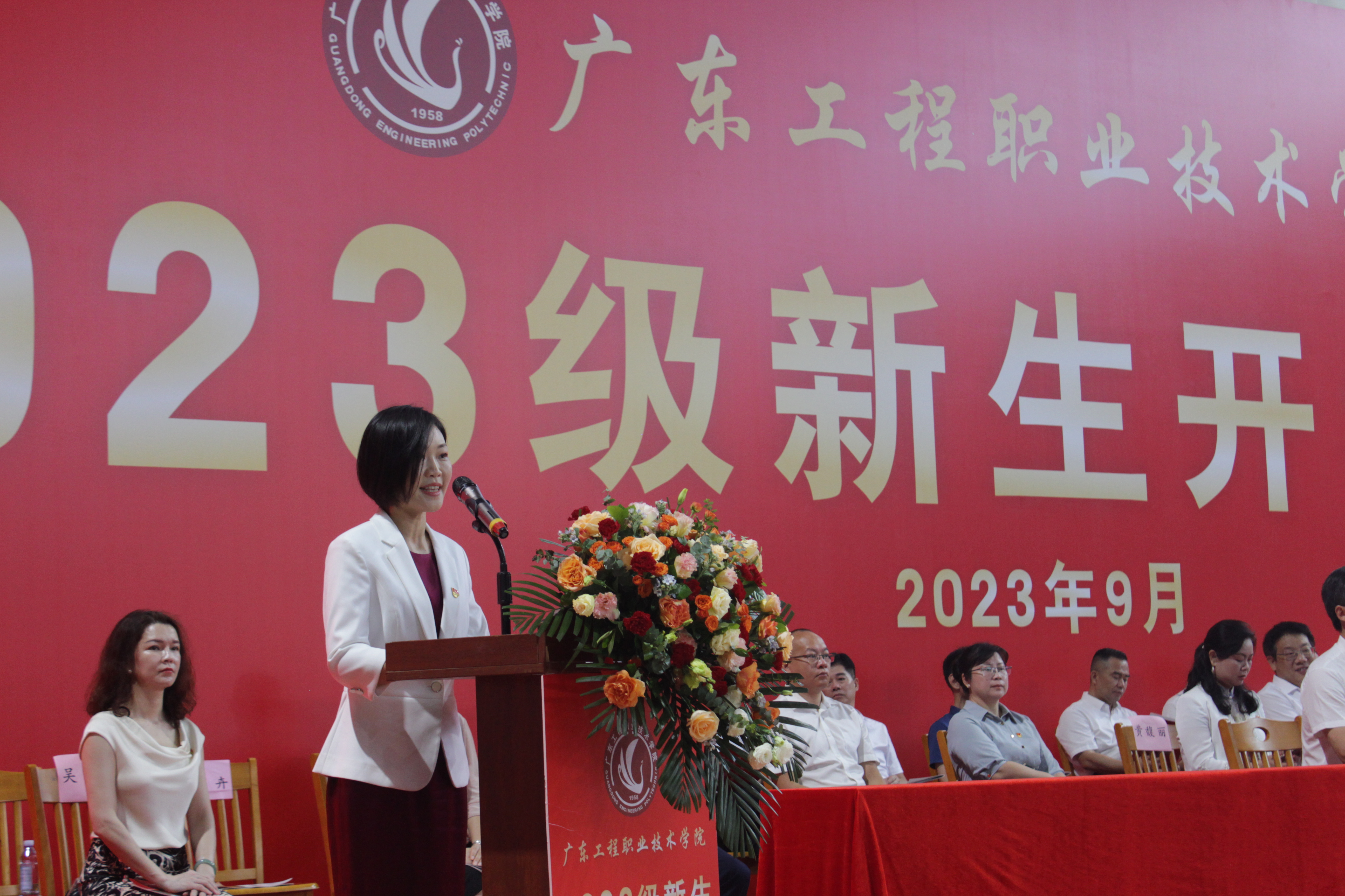 教师代表发言.jpg