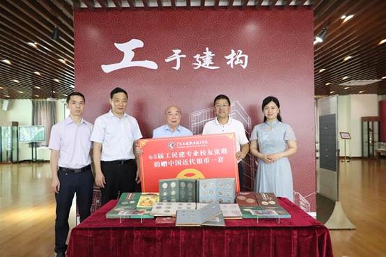 一群男人和女人站在桌子上低可信度描述已自动生成