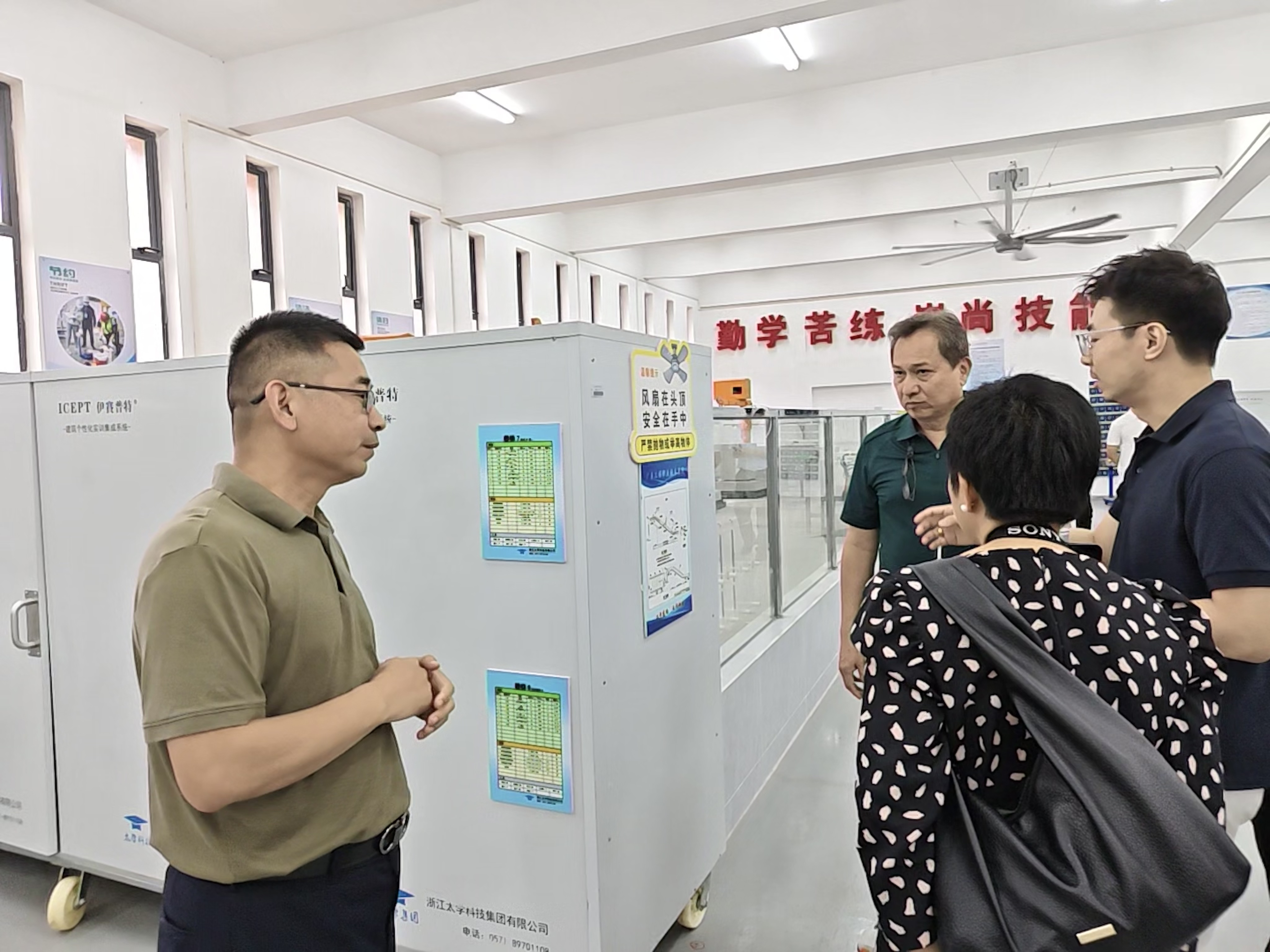 参观建筑工程实训室照片.jpg