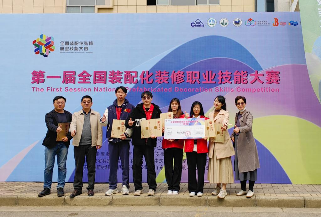 3参赛团队师生合影留念.jpg