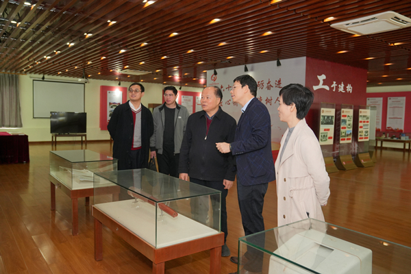 参观校史馆.jpg
