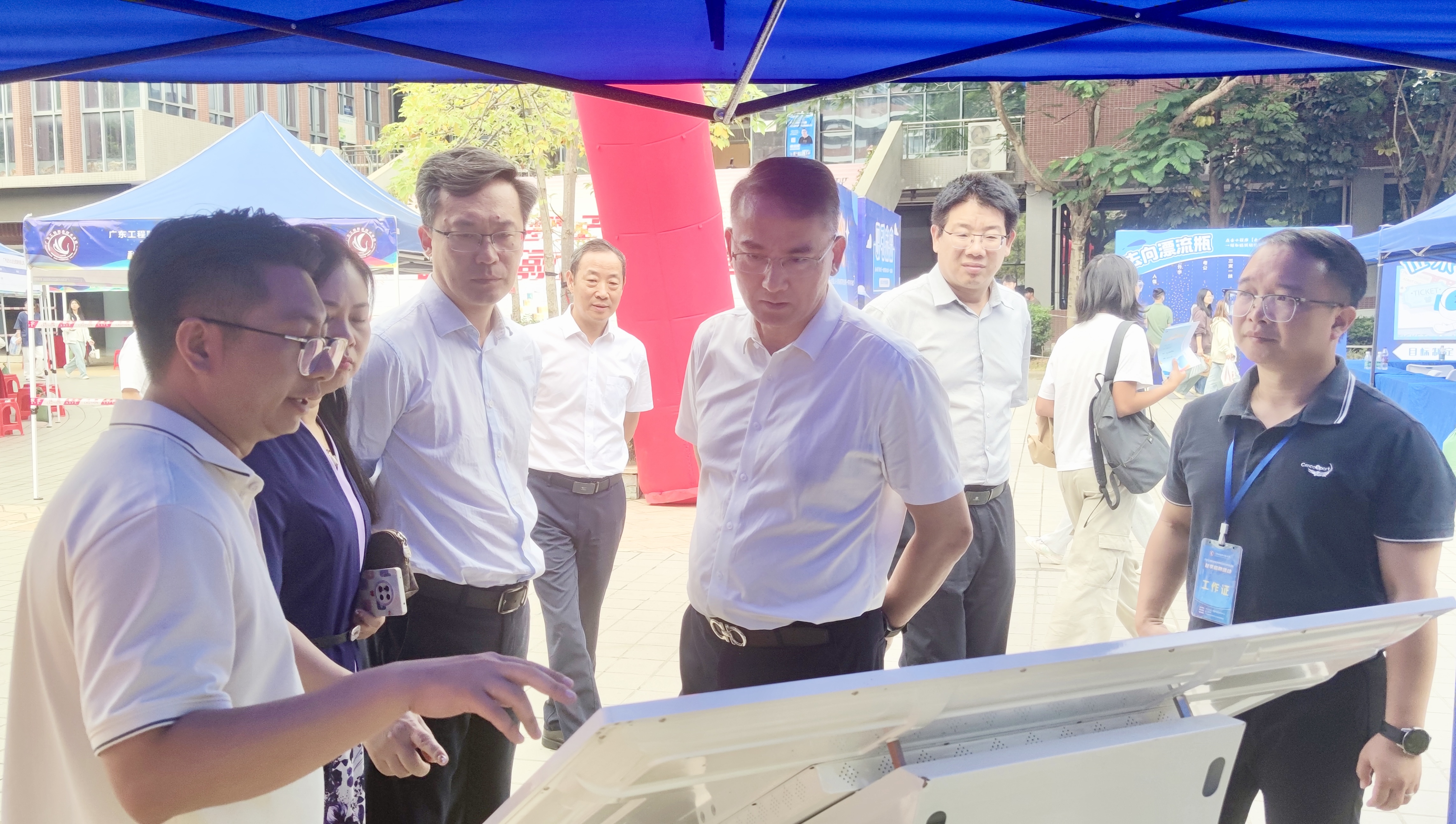 学校领导了解职业生涯探索闯关活动数据.jpg