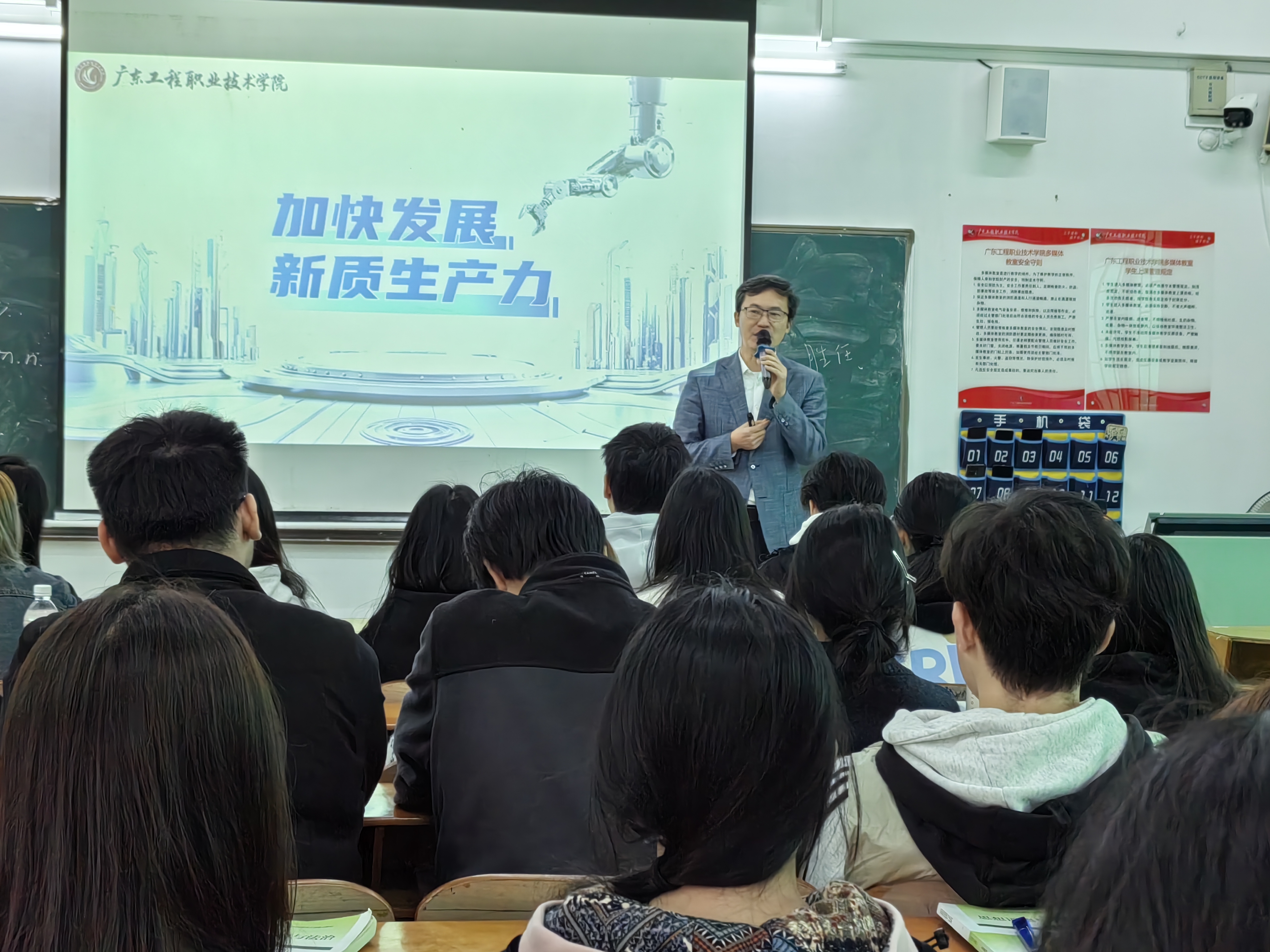 张小广副校长.jpg