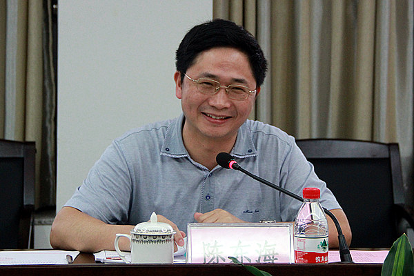 省教育厅人事处处长陈东海宣读教育厅决定学校党委副书记,纪委书记温