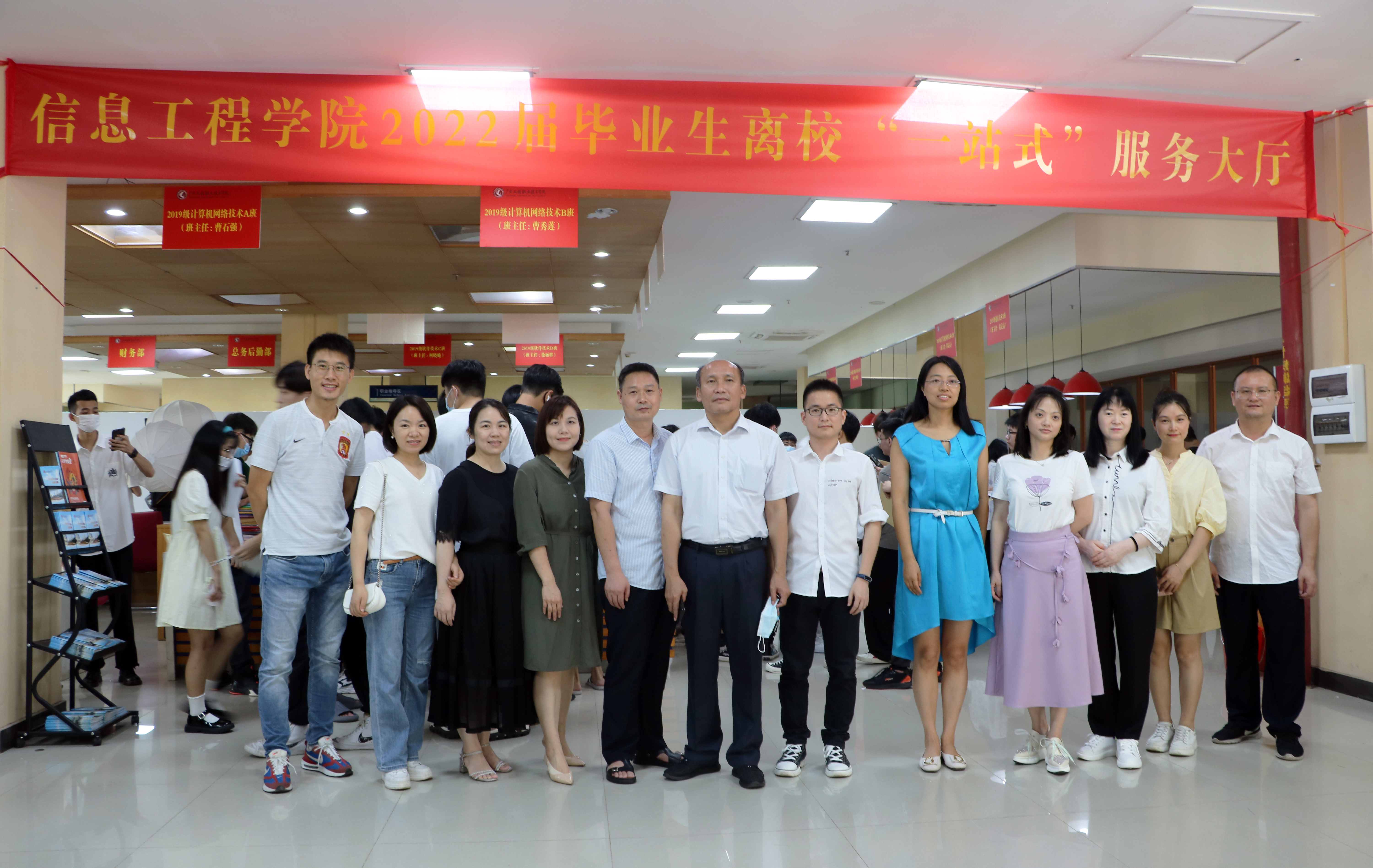 老师合照2.jpg