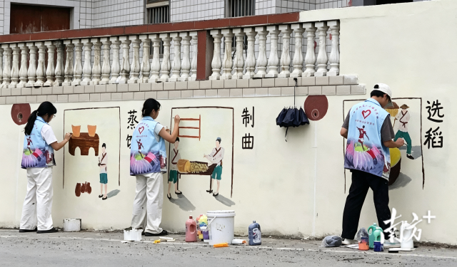 广东工程职业技术学院长乐行志愿服务队墙绘项目组走进岐岭镇长乐烧产业基地开展实践。