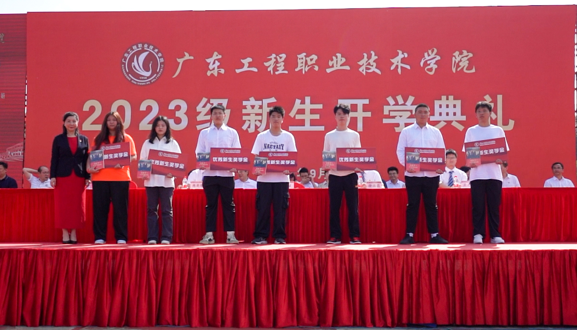 校长颁奖学金2.jpg