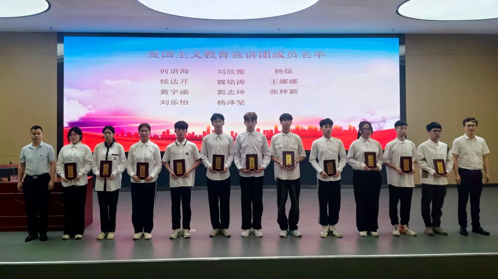 颁发聘书.jpg