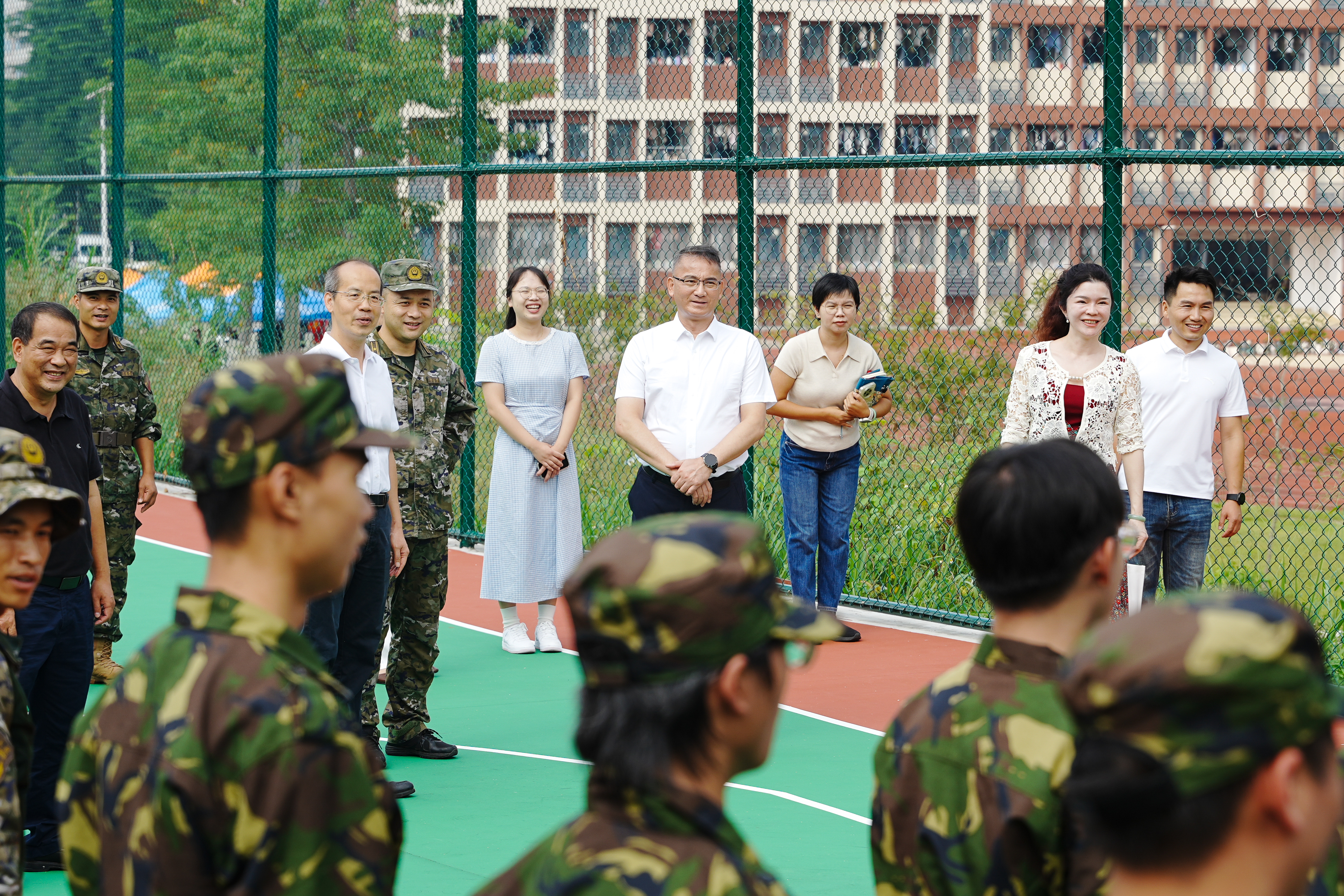 叶书记走访军训.jpg
