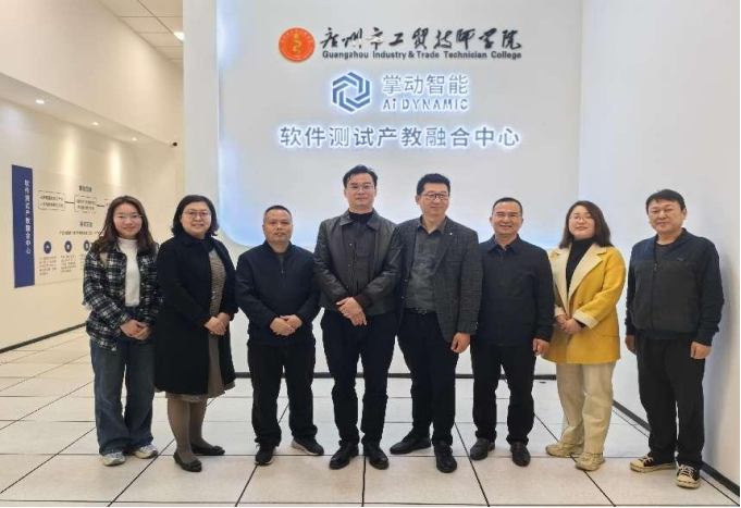 参观展示现场.png